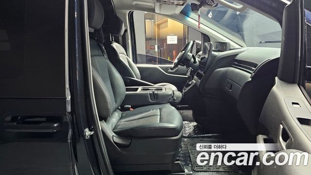 Hyundai Staria 2023 — ფოტო 10/20