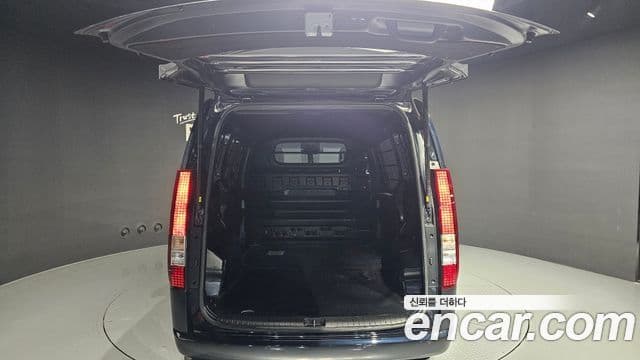Hyundai Staria 2023 — ფოტო 20/20