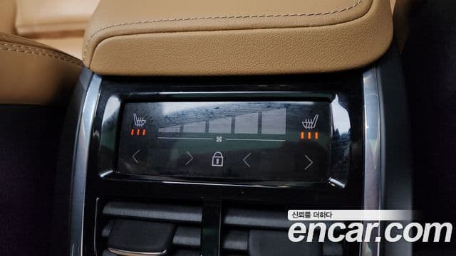 Volvo XC60 2023 — ფოტო 18/20