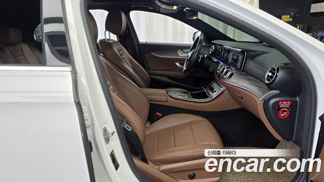 Mercedes-Benz E-Class 2022 — ფოტო 11/20