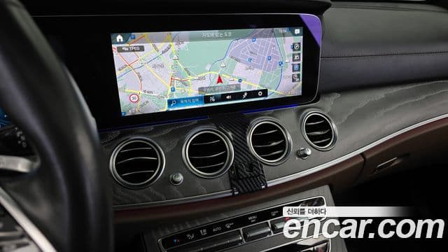 Mercedes-Benz E-Class 2022 — ფოტო 14/20