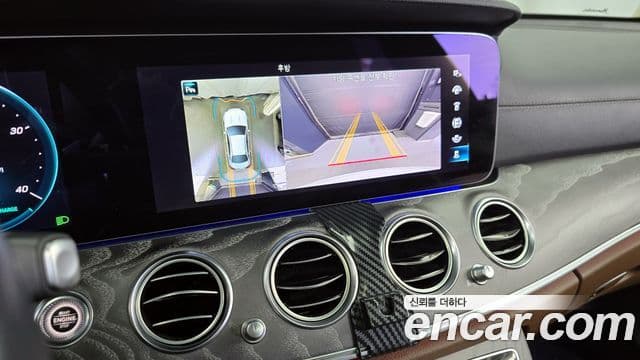 Mercedes-Benz E-Class 2022 — ფოტო 15/20