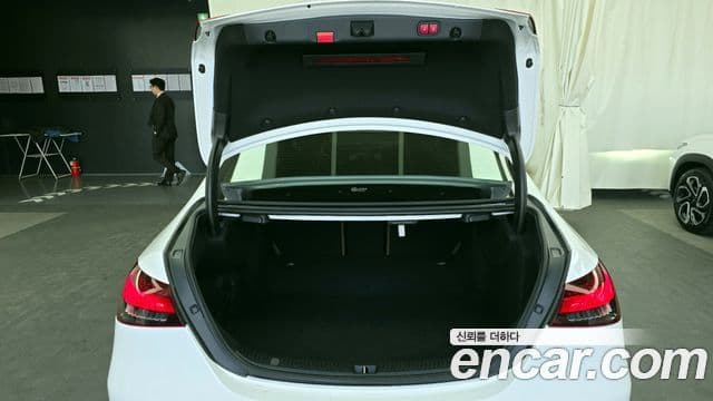 Mercedes-Benz E-Class 2022 — ფოტო 20/20