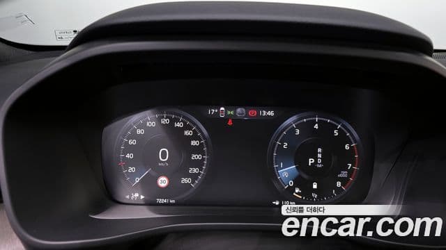 Volvo XC40 2022 — ფოტო 8/20