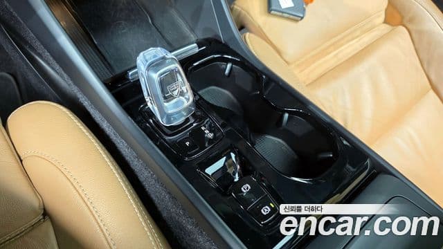 Volvo XC40 2022 — ფოტო 9/20