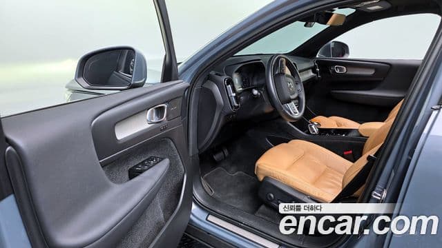 Volvo XC40 2022 — ფოტო 11/20