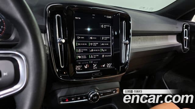 Volvo XC40 2022 — ფოტო 14/20