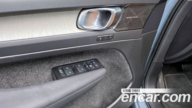 Volvo XC40 2022 — ფოტო 16/20