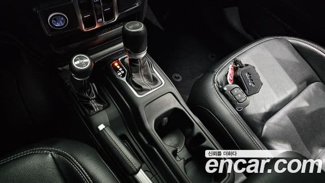 Jeep Wrangler 2021 — Şəkil 9/20