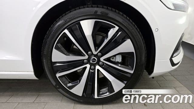 Volvo S60 2024 — фото 4 из 20