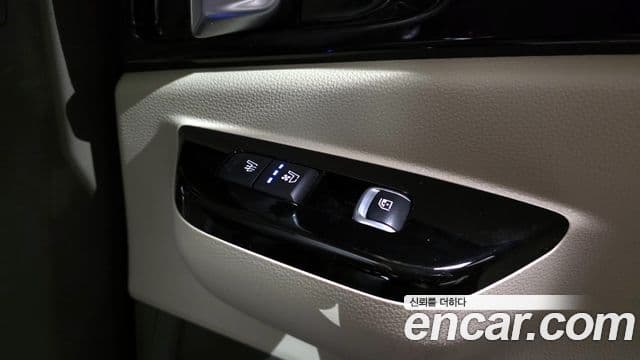 Kia Carnival 2022 — ფოტო 18/20
