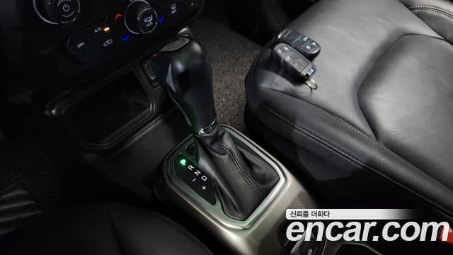Jeep Renegade 2020 — ფოტო 21/35