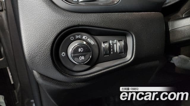 Jeep Renegade 2020 — ფოტო 15/35
