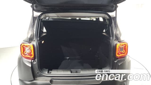 Jeep Renegade 2020 — ფოტო 11/35