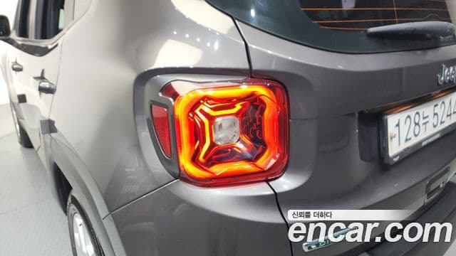 Jeep Renegade 2020 — ფოტო 31/35