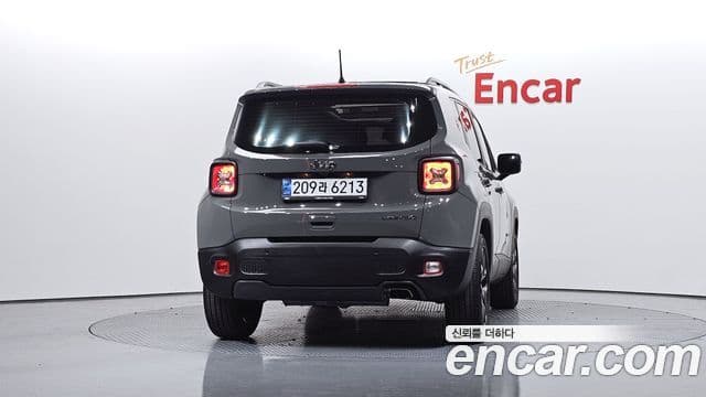 Jeep Renegade 2022 — ფოტო 24/35