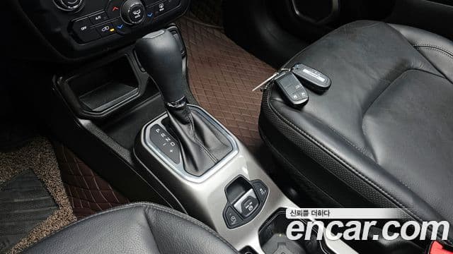 Jeep Renegade 2022 — ფოტო 22/35
