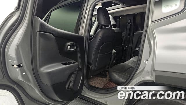 Jeep Renegade 2022 — ფოტო 5/35