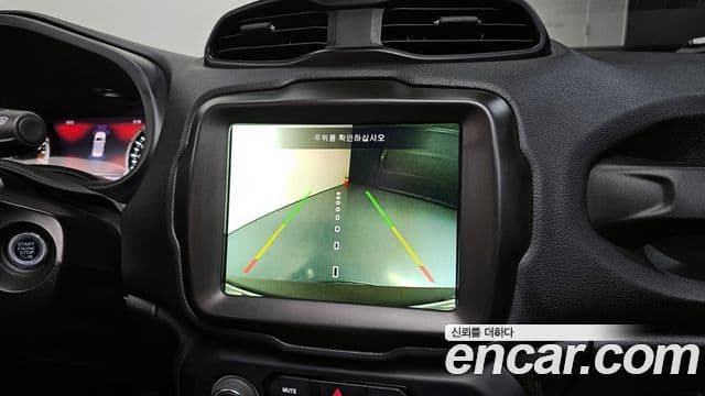 Jeep Renegade 2022 — ფოტო 18/35