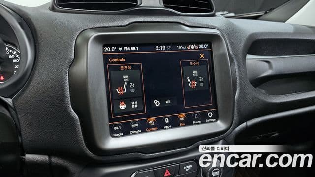 Jeep Renegade 2022 — ფოტო 25/35