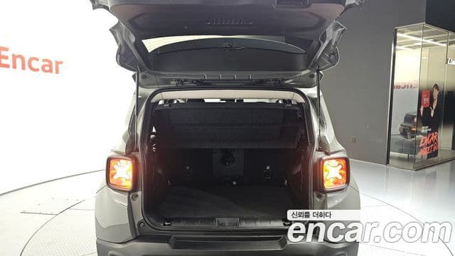 Jeep Renegade 2022 — ფოტო 11/35