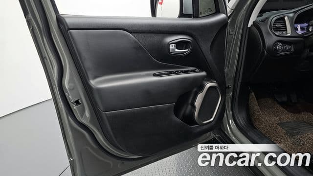 Jeep Renegade 2022 — ფოტო 28/35