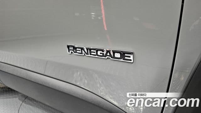 Jeep Renegade 2022 — ფოტო 13/35