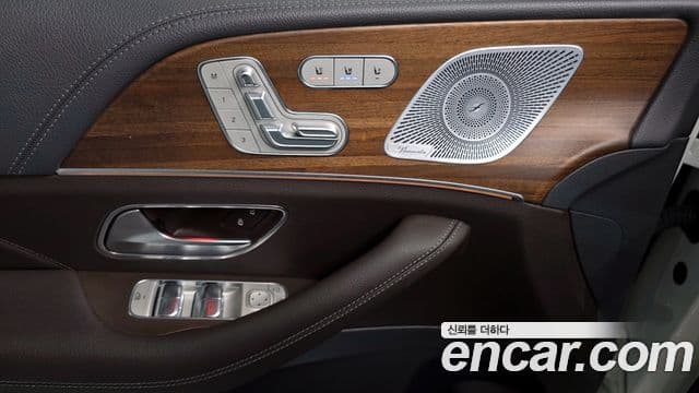 Mercedes-Benz GLE-Class 2020 — Photo 12/31