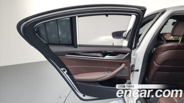 BMW 5 Series 2022 — Şəkil 18/38
