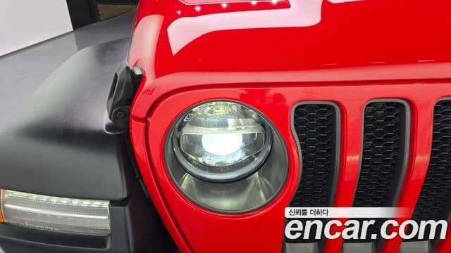 Jeep Wrangler 2021 — ფოტო 19/34