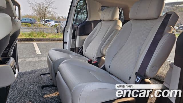 Kia Carnival 2023 — ფოტო 13/20