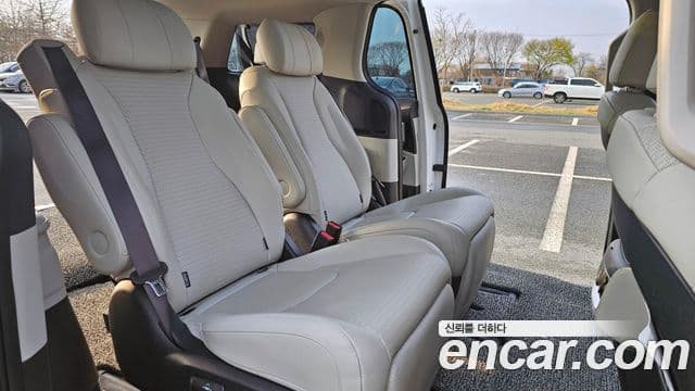 Kia Carnival 2023 — ფოტო 14/20