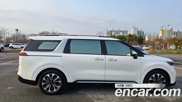 Kia Carnival 2023 — ფოტო 19/20