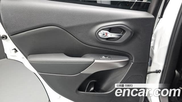 Jeep Cherokee 2021 — Photo 7/34