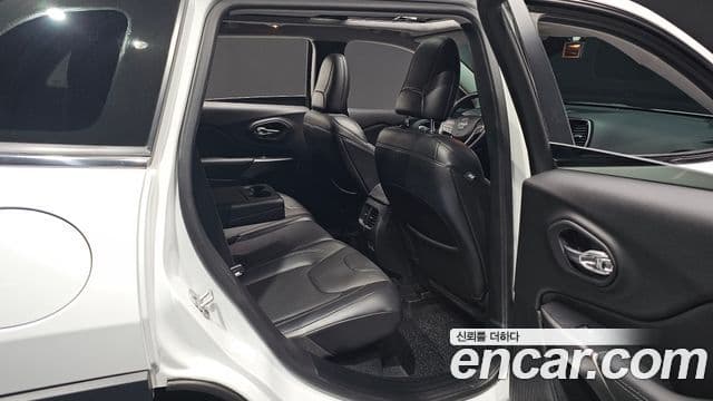 Jeep Cherokee 2021 — Photo 21/34