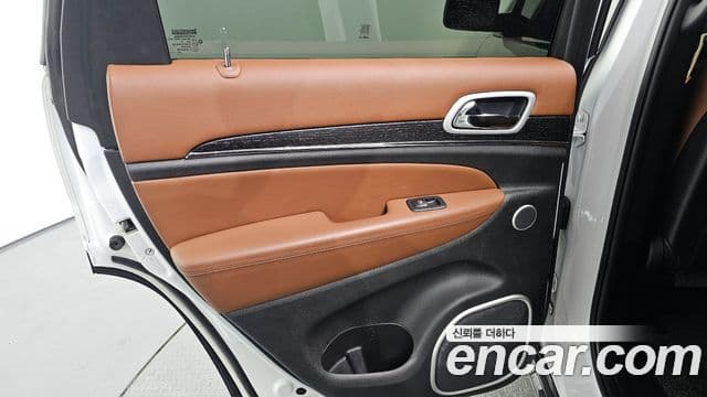Jeep Grand Cherokee 2021 — Şəkil 22/31