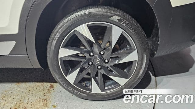 Kia Seltos 2020 — ფოტო 13/30
