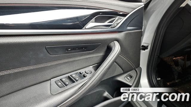 BMW 5 Series 2018 — Фото 12/20