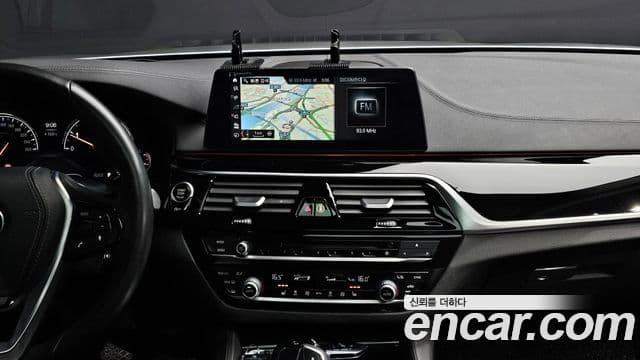 BMW 5 Series 2018 — Фото 17/20