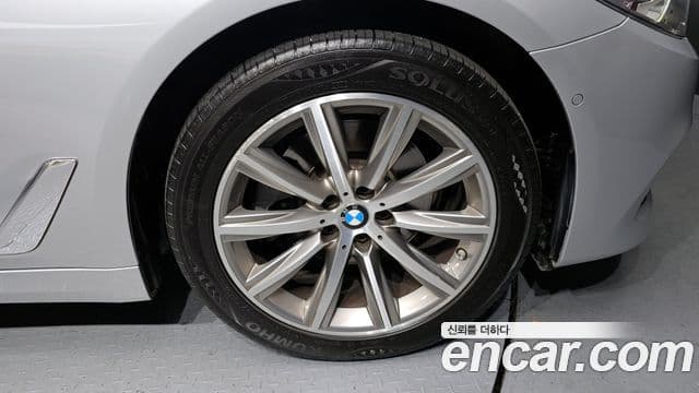 BMW 5 Series 2018 — Şəkil 24/31
