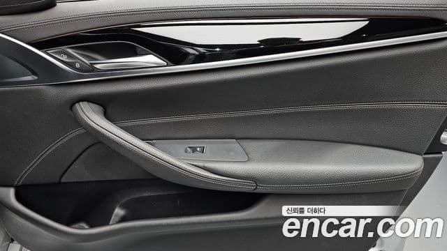 BMW 5 Series 2018 — Şəkil 16/31