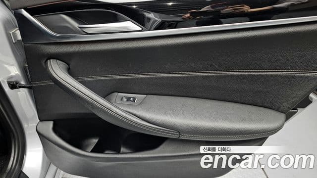 BMW 5 Series 2018 — Şəkil 25/31
