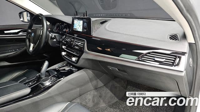 BMW 5 Series 2018 — Şəkil 17/31