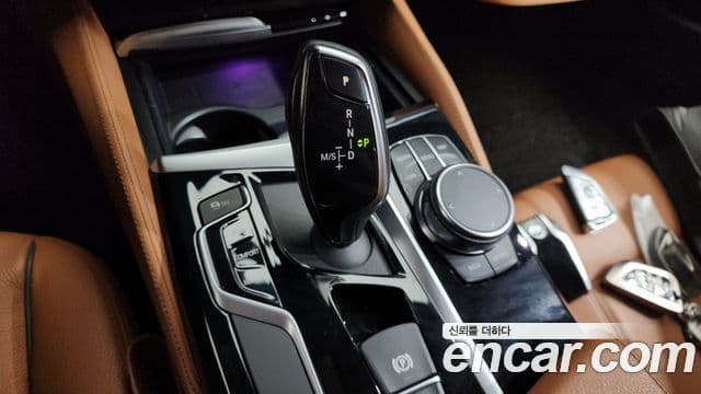 BMW 5 Series 2018 — ფოტო 8/20