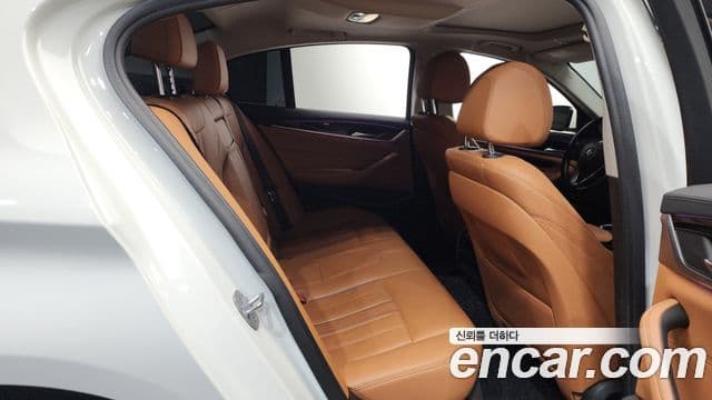 BMW 5 Series 2018 — ფოტო 12/20