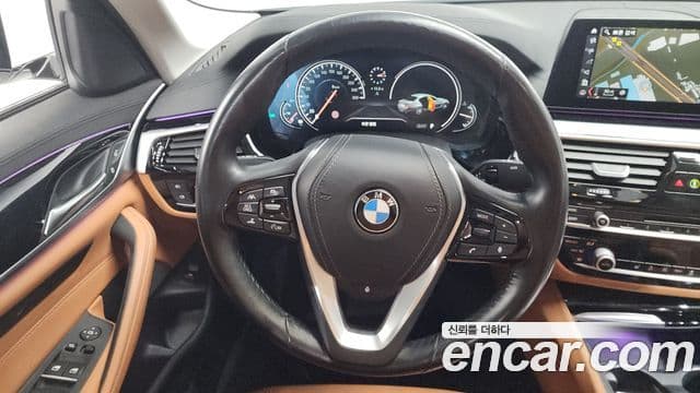 BMW 5 Series 2018 — ფოტო 15/20