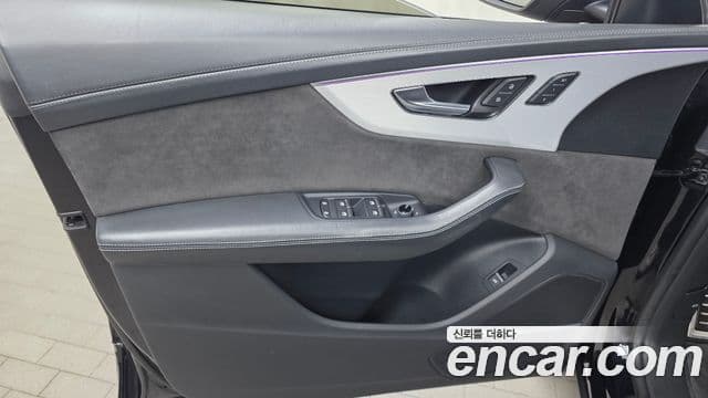 Audi Q8 2021 — Şəkil 23/34