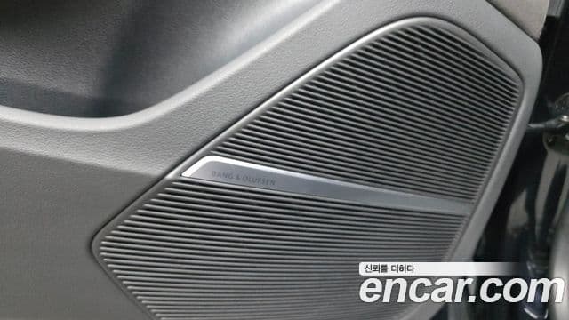 Audi Q8 2021 — Şəkil 17/34