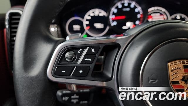 Porsche Cayenne 2020 — Photo 17/39