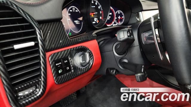 Porsche Cayenne 2020 — Photo 32/39